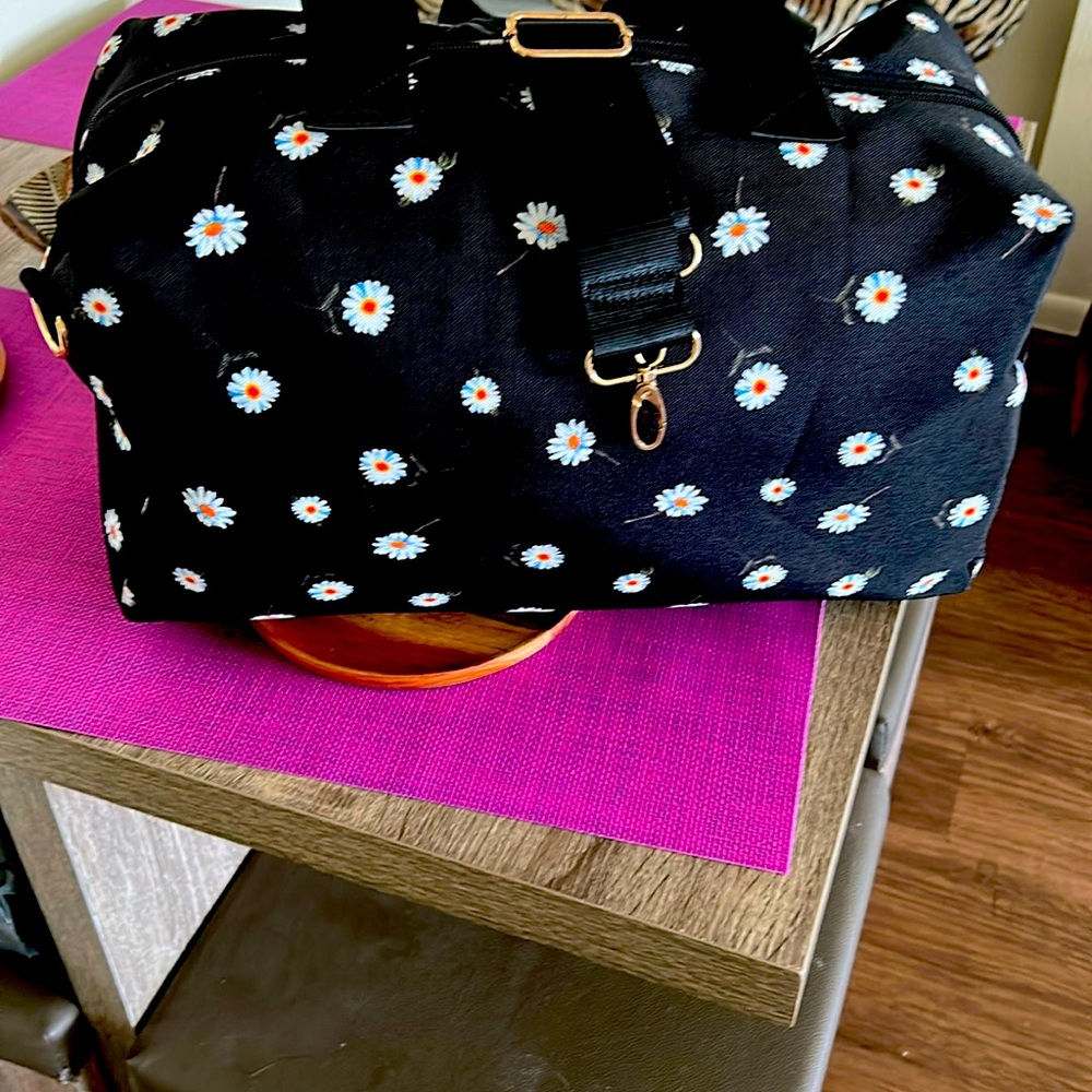 ALICE + OLIVIA DAISY PRINT DUFFLE TRAVEL BAG